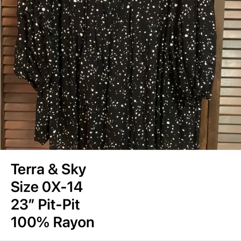 Terra & Sky Women's Plus Size Pintuck Woven Printed Quarter Sleeve V-Neck Blouse